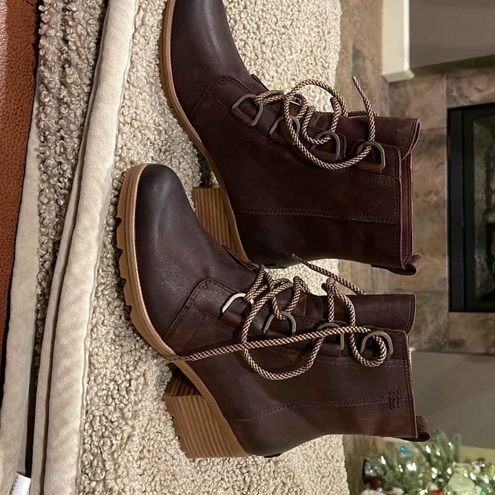 Brand new, never worn Sorel Cate-Lace brown boot